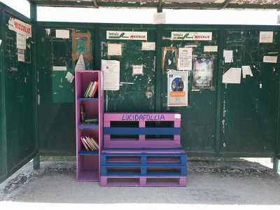 L'operazione pi� vistosa compiuta finora dagli attivisti � stata l'installazione di punti di book sharing in due piazzole di sosta dei pullman